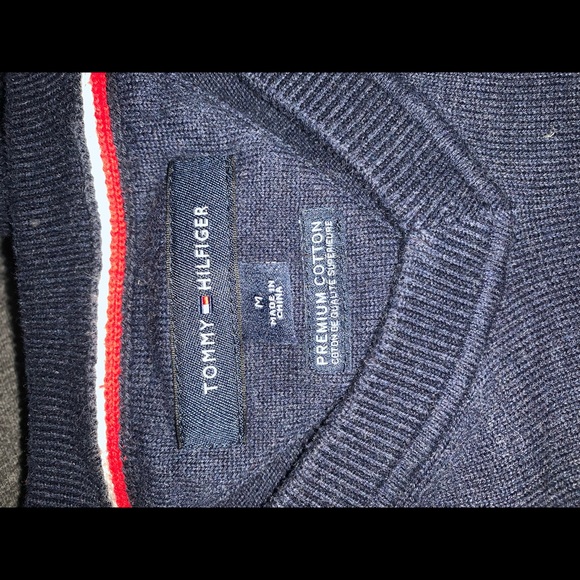 Tommy hilifiger v-neck. - Picture 2 of 2